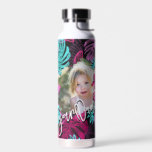 Niedlich Cool tropisch | Benutzerdefiniertes Foto<br><div class="desc">Erstellen Sie Ihr eigenes Foto und Ihre eigene Script Text Water Flasche mit dieser modernen und trendigen Vorlage mit Ihrem personalisierten Foto, einem modernen Kalligrafietext, in dem Sie motivierend Zitat, Kindernamen oder beliebigen benutzerdefinierten Text hinzufügen können, und einem coolen hawaiianischen Blätter Hintergrund in Schwarz, Rosa und Blau. Jede Farbe, jeder...</div>