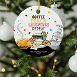 Niedlich Covid Coffee Teach Sanitize Lehrer Weihna Keramik Ornament<br><div class="desc">Niedliches Gedenkgeschenk für Lehrer. Mit dem Text "Kaffee,  Teach,  Sanitize,  wiederholen" ihren Namen und Jahr.</div>