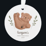 Niedlich Cub Bear Baby's First Christmas Ornament<br><div class="desc">Niedliche Weihnachtsschmuck für ein Neugeborenes mit einer Abbildung eines Krübes mit grünem Blattwerk. Im Text steht "XX's" ERSTE CHRISTMAS.</div>
