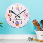 Niedlich Cupcake Pink Aquarell Personalisiert Küch Runde Wanduhr<br><div class="desc">Personalisierte Küchenwanduhr mit niedlichen Aquarellfarben,  süße Leckereien-Kuchen und Kekse.</div>