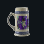 Niedlich Dancing Snowman Blue Christmas Bierglas<br><div class="desc">Dieses sehr niedliche Weihnachtsstein zeigt ein Muster von kleinen tanzenden Schneemännern auf blauem Hintergrund,  die vor Freude im Schnee tanzen,  umgeben von silbernen Weihnachtsbäumen.</div>