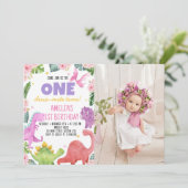 Niedlich Dinosaur Girl 1. Geburtstag Einladung (Stehend Vorderseite)