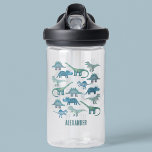 Niedlich Dinosaurier Personalisiert Trinkflasche<br><div class="desc">Viele blaue Dinosaurier,  Tyrannosaurus rex,  Spinosaurus,  Stegosaurus,  Diplodocus und Triceratops auf blauem Hintergrund. Ändern Sie den Namen,  um ihn zu personalisieren. Originelle Kunst von Nic Squirrell.</div>