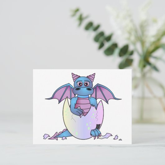Niedlich Dragon Baby in Crackeier - blau / Lila Postkarte (Stehend Vorderseite)