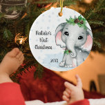 Niedlich Elephant Baby First Christmas Girl Name Keramik Ornament<br><div class="desc">Mit diesem niedlichen, bezaubernden Elefanten, der mit Kiefernbällen und Kiefernzapfen mit Schneeflocken geschmückt ist, und personalisiert mit NAMENS ERSTEN CHRISTMAS und Jahr für Jahr in einem modernen handgeschriebenen Schriftart. Kontaktieren Sie den Designer über den Zazzle Chat oder makeitaboutyoustore@gmail.com , wenn Sie dieses Design modifiziert oder auf einem anderen Produkt möchten....</div>