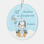 Niedlich First Christmas Baby Penguin Großeltern Keramik Ornament (Links)