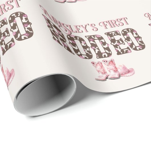 Niedlich First Rodeo Rosa Personalisiert 1. Geburt Geschenkpapier (Rolleneckpunkt)