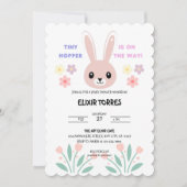Niedlich Floral Tiny Hopper Bunny Baby Dusche Einladung (Vorderseite)