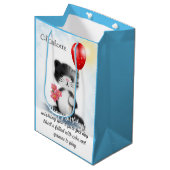 Niedlich Fluffy Kitten Art Happy Birthday Gedicht Mittlere Geschenktüte (Vorderseite Schrägansicht)