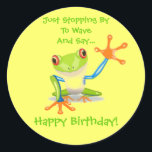 Niedlich Frog Funny Animal Kids Happy Birthday Cla Runder Aufkleber<br><div class="desc">Niedlicher Frosch. Funny Animal Kids Happy Geburtstagsticker. Klicken Sie auf die SCHALTFLÄCHE ANKUNFT, um den Wortlaut zu ändern und die Größe an Ihre Bedürfnisse anzupassen. Dieser bunt grüne, blaue und orangefarbene Cartoon Frosch winkt seiner großen Hand, um Hallo und Glücklich zum Geburtstag zu sagen. Vergnügen beim Verpacken von Papier, Geburtstagskarten...</div>