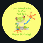 Niedlich Frog Funny Animal Kids Happy Birthday Runder Aufkleber<br><div class="desc">Niedlich Frog Funny Animal Kids Happy Geburtstagsticker. Klicken Sie auf die SCHALTFLÄCHE ANKUNFT,  um den Wortlaut zu ändern und die Größe an Ihre Bedürfnisse anzupassen. Dieser bunt grüne,  blaue und orangefarbene Cartoon Frosch winkt seiner großen Hand,  um Hallo und Glücklich zum Geburtstag zu sagen.</div>