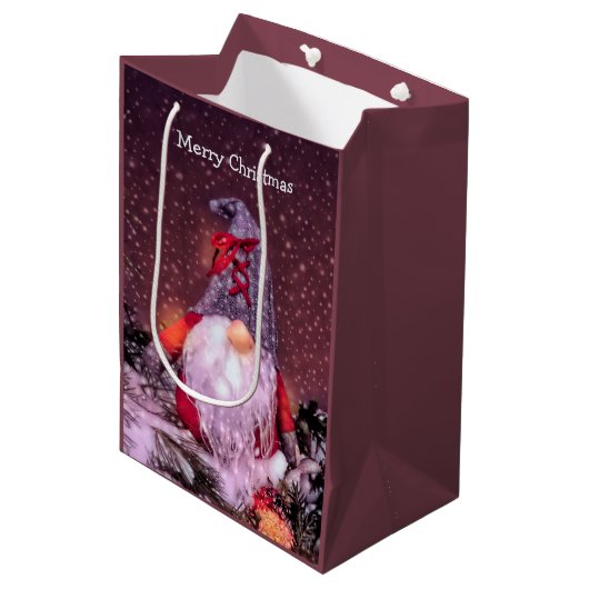 Niedlich frohe Weihnachten Whimsical Gnome Holiday Mittlere Geschenktüte (Vorderseite Schrägansicht)