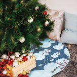 Niedlich Frosty Blue Snowman Wasserfarbmuster Polyester Weihnachtsbaumdecke<br><div class="desc">Dieses niedliche und künstlerische Winterwunder-Design ist perfekt für die Ferienzeit. Das hellblaue, schwarze, orangefarbene und bordeauxfarbene Schneemodell auf einem dunkelblauen Hintergrund. Es ist bezaubernd, süß, modern und festlich. Genießen Sie dieses handbemalte Original, das vom Künstler La Femme, Rachel Matheney, entworfen wurde. ***WICHTIGE HINWEIS FÜR DESIGN: Für individuelle Designanfragen, wie z.B....</div>