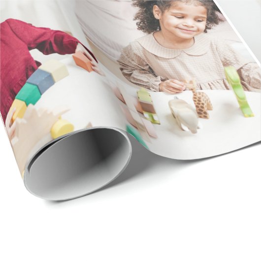 Niedlich Fügen Sie Ihr eigenes Foto Monogram Happy Geschenkpapier (Rolleneckpunkt)