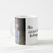 Niedlich gehört diese Mommy zum benutzerdefinierte Kaffeetasse (Vorderseite Links)