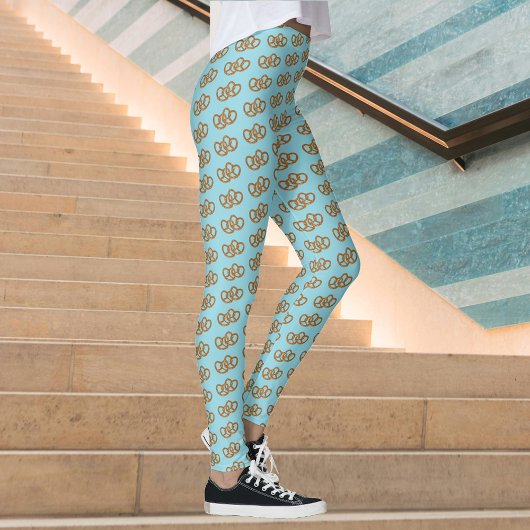 Niedlich geknotete Doppelprätzel auf blass blau od Leggings