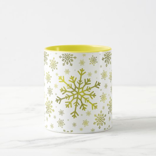 Niedlich-gelbe Weihnachtsschneeflocken im Winterwe Tasse (Zentrum)