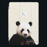 Niedlich-gelber Flüchtige Blick-a-Boo-Panda-Monogr iPad Pro Cover<br><div class="desc">Niedlich Gelbes Flüchtige Blick-a-Boo Panda Fotograf Monogram Design. Mit einem bezaubernden Panda-Bären pinkeln hoch zu sagen hi! Macht Spaß und liebenswertes Geschenk für Kinder, Jugendliche und Erwachsene, für Geburtstage Weihnachten und mehr. Personalisiert mit Ihrem Anfangsbuchstaben und Namen! Mit Monogramm Ipad-Abdeckung! ~ Karo mein Shop zu sehen, die gesamte Office Suite...</div>