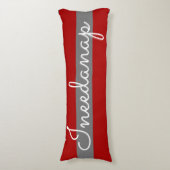 Niedlich gestreiftes Grau und Rot mit Sprichwort I Seitenschläferkissen (Vorderseite Vertikal)