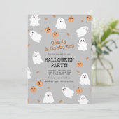 Niedlich Ghost & Pumpkin Gray Halloween-Party Einladung (Stehend Vorderseite)