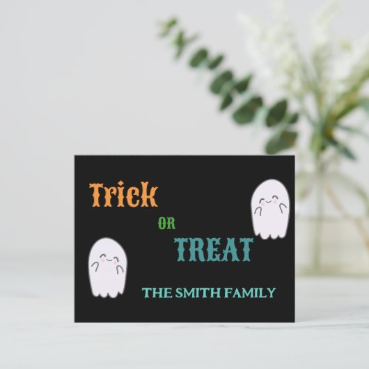 Niedlich Ghost Trick oder Treat Halloween Feiertagspostkarte (Stehend Vorderseite)