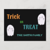 Niedlich Ghost Trick oder Treat Halloween Feiertagspostkarte (Vorderseite)