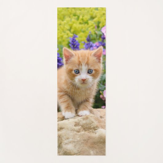 Niedlich Ginger Cat Kitten im Blumengarten Portrai Yogamatte (Vorderseite)