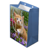 Niedlich Ginger Cat Kitten im Garden Foto Portrait Mittlere Geschenktüte (Rückseite Schrägansicht)