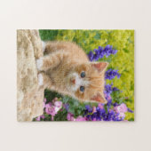 Niedlich Ginger Cat Kitten in Blumengarten _ Puzzle (Horizontal)