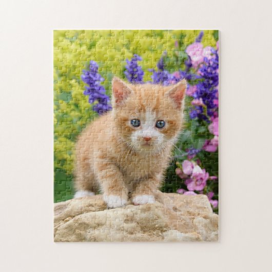 Niedlich Ginger Cat Kitten in Blumengarten _ Puzzle (Vertikal)