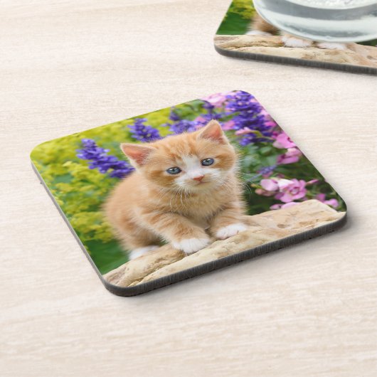 Niedlich Ginger Cat Kitten in einem Blumengarten F Getränkeuntersetzer (Linke Seite)