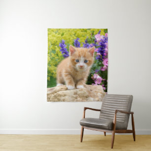 Niedlich Ginger Cat Kitten in einem Blumengarten F Wandteppich