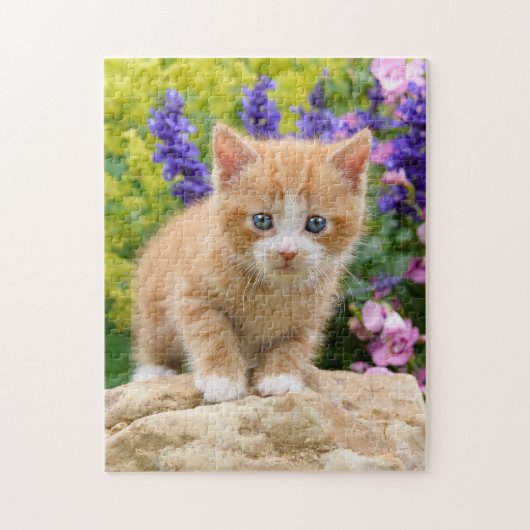 Niedlich Ginger Cat Kitten in Flower Garden _ Game Puzzle (Vertikal)