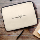 Niedlich Girly Modern Beige Monogram Cursive Full  Laptopschutzhülle<br><div class="desc">Eine gürtelförmige Monogrammgestaltung auf beigem Hintergrund.</div>