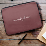 Niedlich Girly Modern Red Monogram Cursive Full Na Laptopschutzhülle<br><div class="desc">Ein niedliches weißes,  kursives Monogramm auf dunklem Tera-Cotta-roten Hintergrund.</div>