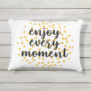 Niedlich, glücklich und inspirierend "Enjoy Every Kissen Für Draußen