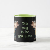 Niedlich/glücklicher Fischer mit einem Big Fish Ma Tasse (Zentrum)