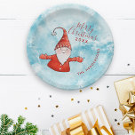 Niedlich Gnome Moderne Weihnachten an der Küste Pappteller<br><div class="desc">Erstellen Sie niedliche personalisierte Weihnachtsgeschirr mit einem fröhlichen Weihnachtsgrüßen und einem fröhlichen Gnomen in Rot auf einem schneebedeckten Hintergrund. Geben Sie Ihren Familiennamen und das Jahr ein,  indem Sie den Vorlagentext verwenden,  um ihn einfach anzupassen. Gute Ferien!</div>