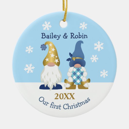 Niedlich Gnomes Unser erstes Weihnachts-Gold Blue Keramik Ornament (Vorne)