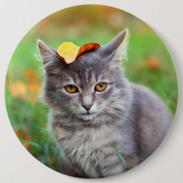 Niedlich Grau Kitty mit Leaf auf Kopf Button