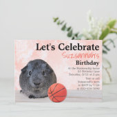 Niedlich Graue Guinea Pig Basketball Custom Party Einladung (Stehend Vorderseite)