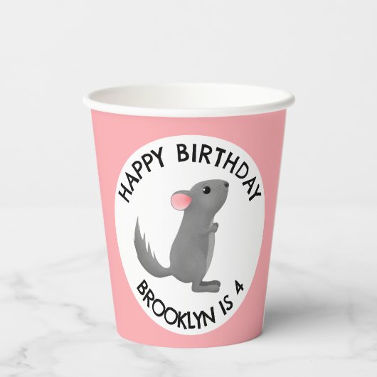 Niedlich-graurosa Chinchilla personalisierter Gebu Pappbecher (Rückseite)