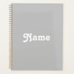 Niedlich-Grauweißer individuelle Name Jahr Nummer  Planer<br><div class="desc">Niedlicher grauer und weißer individuelle Name Jahr Nummer Monogramm Text personalisiert Planner. Niedliche weiße Typografie auf grauem,  schlichtem,  solidem Hintergrund.</div>