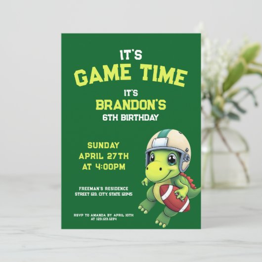 Niedlich Green Football Dinosaurier Kindergeburtst Einladung (Stehend Vorderseite)