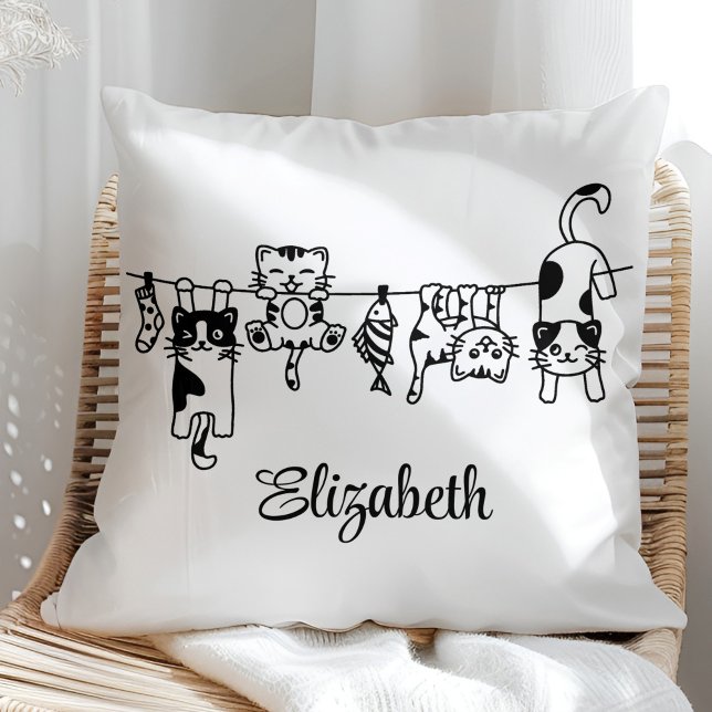 Niedlich Hanging Kittens Individuelle Name Kissen (Cute Hanging Kittens Custom Name Throw Pillow in a sunny rattan armchair.)