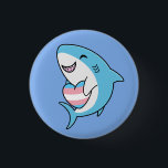 Niedlich Happy Blahaj Blue Shark Holding Trans Hea Button<br><div class="desc">Digitale Kunst eines sehr niedlichen und glücklichen blau-blauen Hais mit einem trans-Fahne Herz.</div>