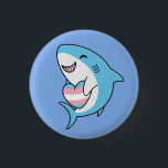 Niedlich Happy Blahaj Blue Shark Holding Trans Hea Button<br><div class="desc">Digitale Kunst eines sehr niedlichen und glücklichen blau-blauen Hais mit einem trans-Fahne Herz.</div>