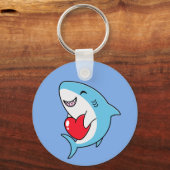 Niedlich Happy Blue Shark Holding a Red Heart Schlüsselanhänger (Vorderseite)