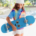 Niedlich Happy Cartoon - Angepasster Personalisier Skateboard<br><div class="desc">Niedlich Happy Cartoon Face Custom Personalisiert Name Skateboard bietet Ihren personalisierten Namen in der modernen Typografie auf einem einfachen blauen Hintergrund mit einem niedlich lächelnden Cartoon Gesicht. Personalisieren Sie diese, indem Sie den Text in dem dafür vorgesehenen Textfeld bearbeiten. Geben Sie Ihrem Lieblingskateboarder zu Weihnachten, Geburtstag oder Ihrer BESTE FREUNDIN...</div>