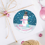 Niedlich Happy Christmas Snowman Sticker<br><div class="desc">Ein niedlicher Schneemann mit rosa Schal schmückt diesen Weihnachtsaufkleber. Ein lustiger Akzent auf Ihre Weihnachtsgeschenkverpackung. Entworfen für Sie von BlackBerry Boulevard.</div>